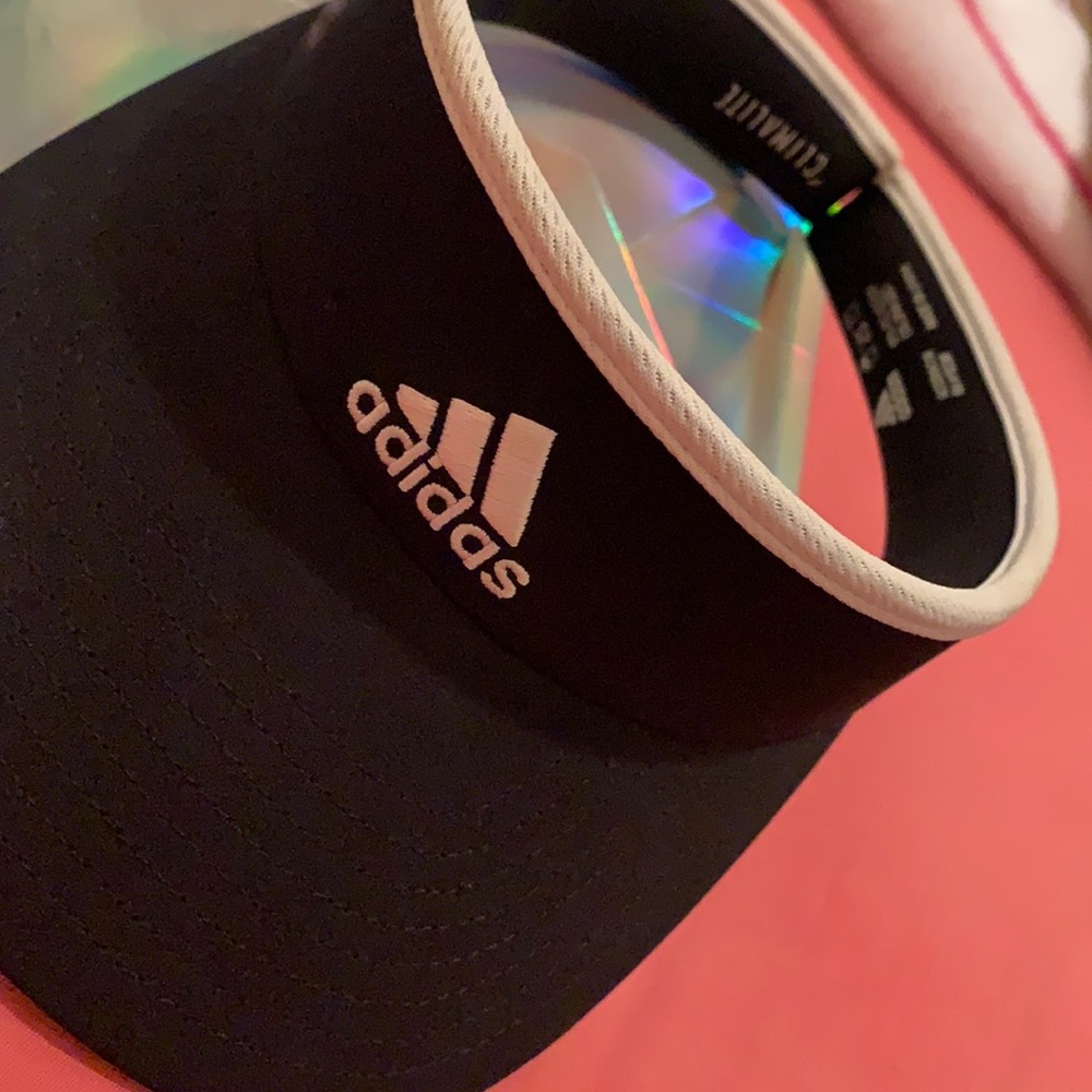 Hey guys! I’m selling this adidas visor 🤩